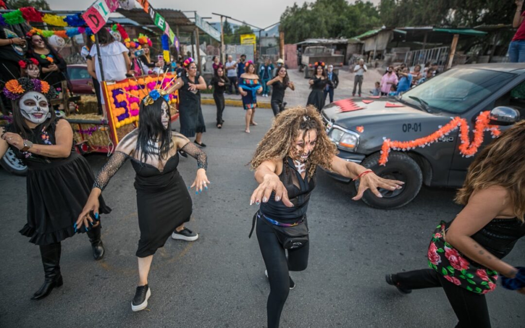 SALEN CIENTOS DE FAMILIAS COACALQUENSES A DISFRUTAR EL DESFILE DE CATRINAS